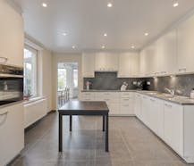 Gerenoveerd appartement (93m²) met zeer ruime tuin te De Panne