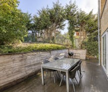 Gerenoveerd appartement (93m²) met zeer ruime tuin te De Panne