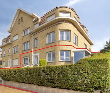 Gerenoveerd appartement (93m²) met zeer ruime tuin te De Panne