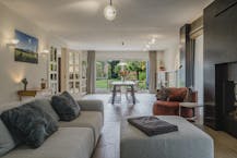 Ruime, gerenoveerde villa op 1327 m² met zuidgerichte tuin in rustige villawijk