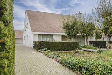 Ruime, gerenoveerde villa op 1327 m² met zuidgerichte tuin in rustige villawijk