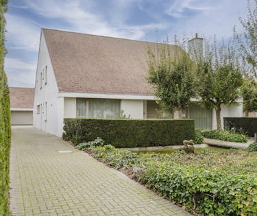 Ruime, gerenoveerde villa op 1327 m² met zuidgerichte tuin in rustige villawijk