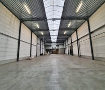 Magazijn (885 m²) met laadkade te huur in industriezone Beernem.