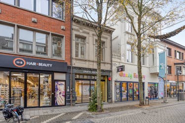 handelspand met woonst te huur in winkelcentrum Turnhout