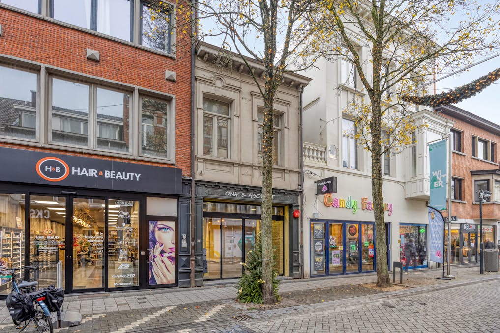 handelspand met woonst te huur in winkelcentrum Turnhout