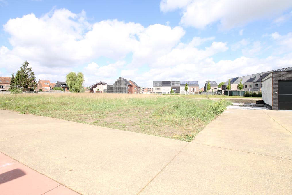 Bouwgrond in goed gelegen verkaveling te Zwijndrecht.
