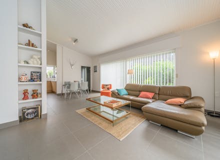 Gerenoveerde woning met 2 slaapkamers en ruime tuin (700 m²) in Koksijde
