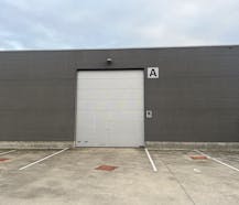 Loods van ca. 240m² op uitstekende locatie te Meulebeke.
