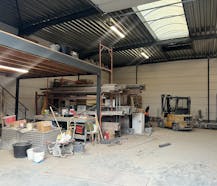 Loods van ca. 240m² op uitstekende locatie te Meulebeke.