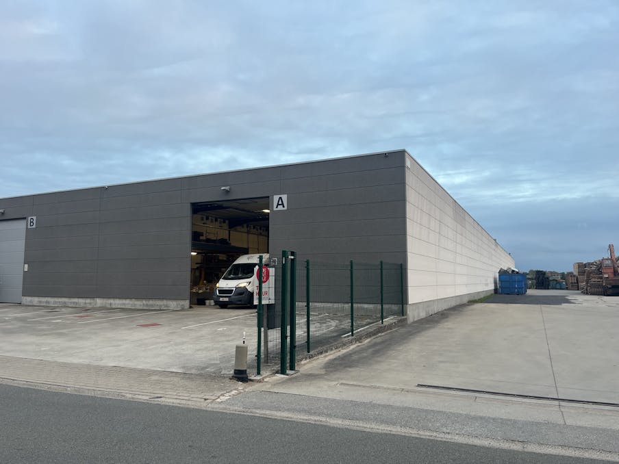 Loods van ca. 240m² op uitstekende locatie te Meulebeke.