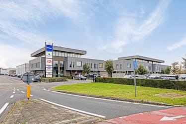 Ruim recent kantoor (365 m²) te huur in Loppem.