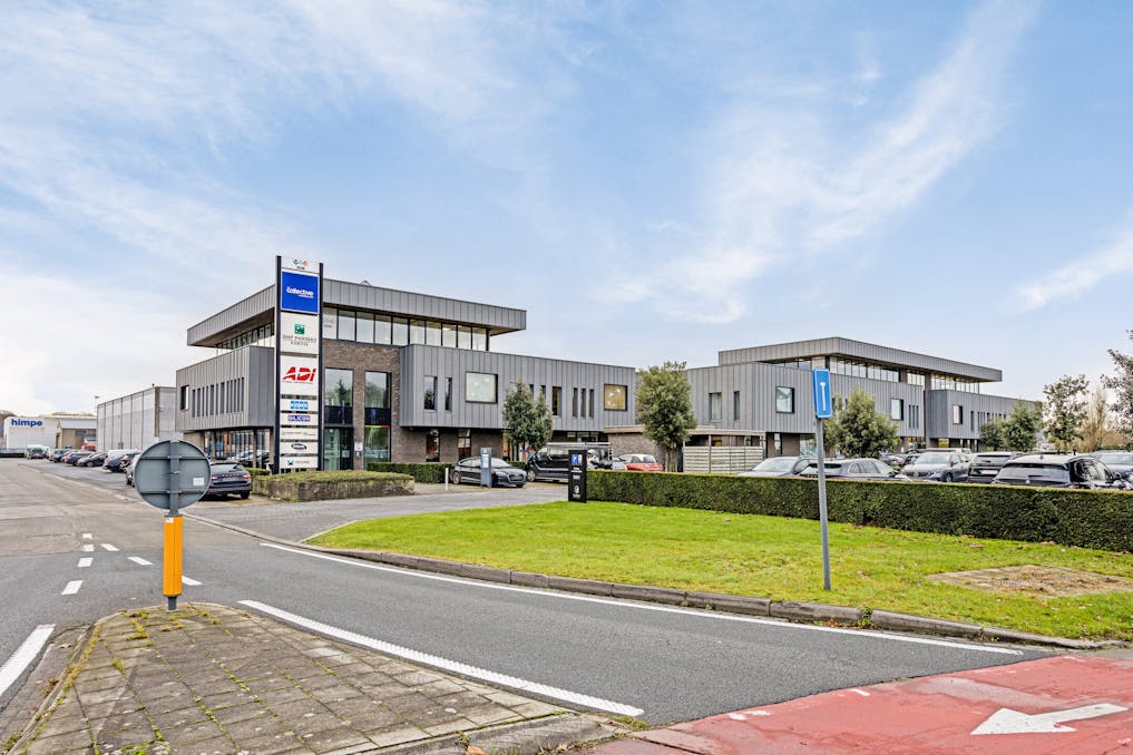 Ruim recent kantoor (365 m²) te huur in Loppem.