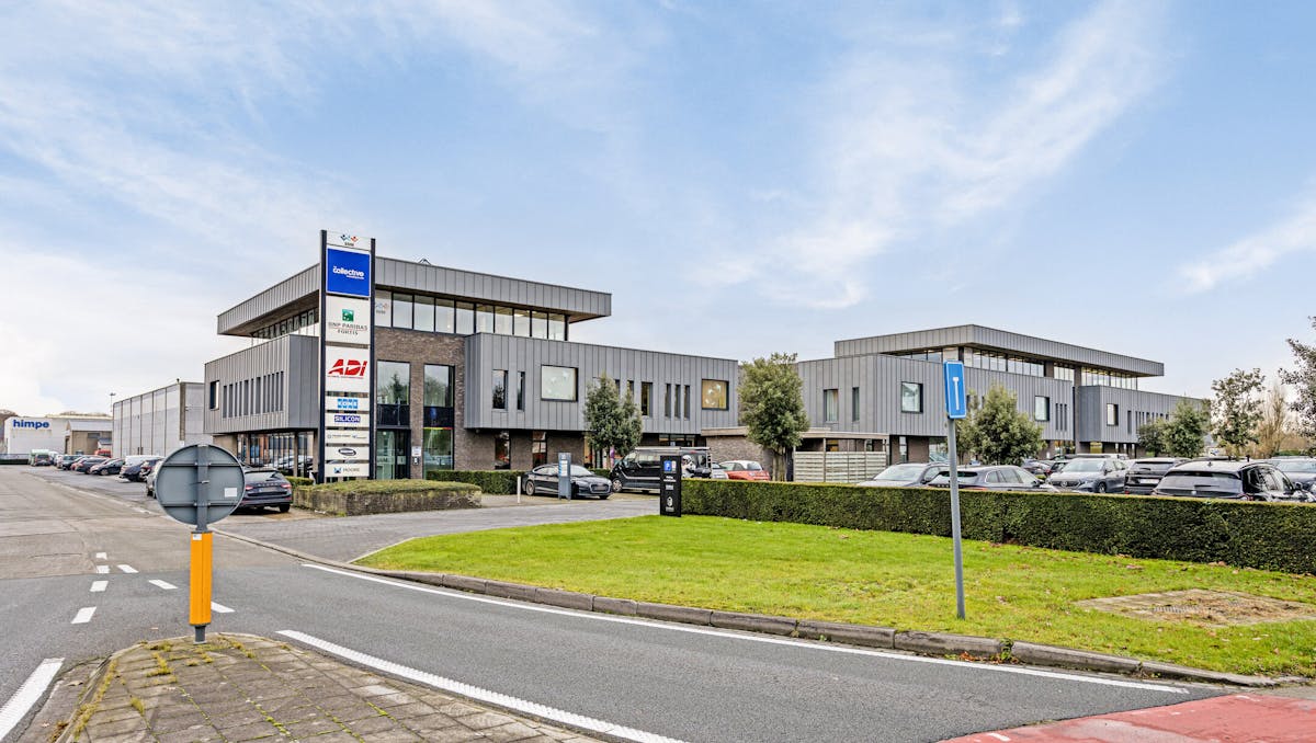 Ruim recent kantoor (365 m²) te huur in Loppem.