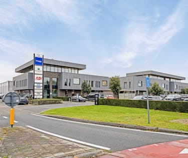 Ruim recent kantoor (365 m²) te huur in Loppem.