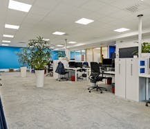 Ruim recent kantoor (365 m²) te huur in Loppem.