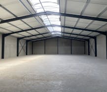 Nouvelle construction d'un bâtiment commercial polyvalent bien situé.