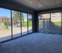 Nouvelle construction d'un bâtiment commercial polyvalent bien situé.