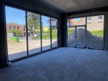 Nieuwbouw polyvalent bedrijfsgebouw op goede ligging.