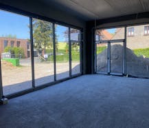 Nouvelle construction d'un bâtiment commercial polyvalent bien situé.