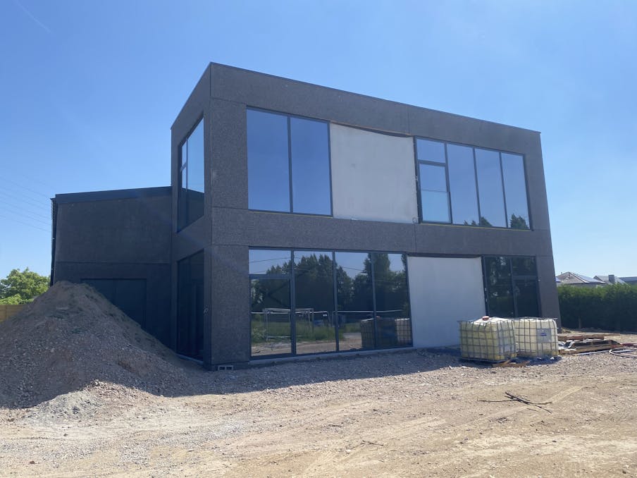 Nieuwbouw polyvalent bedrijfsgebouw op goede ligging.