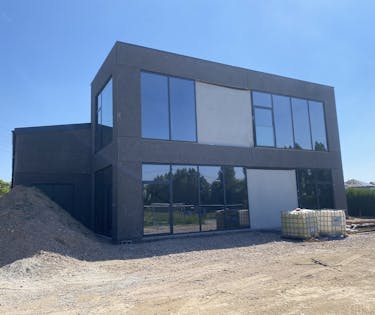 Nouvelle construction d'un bâtiment commercial polyvalent bien situé.