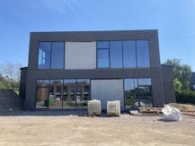 Nieuwbouw polyvalent bedrijfsgebouw op goede ligging.