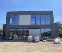 Nouvelle construction d'un bâtiment commercial polyvalent bien situé.