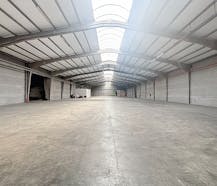 Magazijn van ca. 2.000 m² te huur regio Wielsbeke