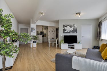 Instapklaar gelijkvloers 1-slaapkamerappartement met veel lichtinval in het centrum van Strombeek-Bever