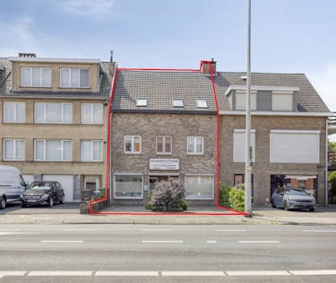 Handelspand met ruime woonst te koop in Ekeren