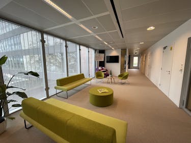  Gemeubelde kantoren (367m²) te huur bij op- & afrit E17/E40