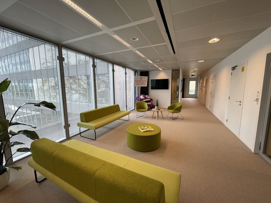  Gemeubelde kantoren (367m²) te huur bij op- & afrit E17/E40