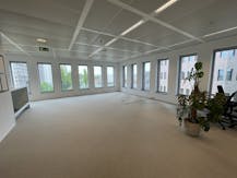  Gemeubelde kantoren (367m²) te huur bij op- & afrit E17/E40
