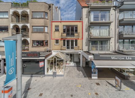 Te renoveren appartement met twee slaapkamers, pal in het centrum van Koksijde