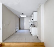 Gelijkvloers appartement met ruime garage in centrum Sint-Idesbald