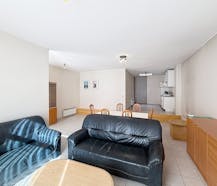 Gelijkvloers appartement met ruime garage in centrum Sint-Idesbald