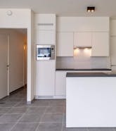  Gelijkvloers appartement met 2 slaapkamers en tuin te Westrozebeke