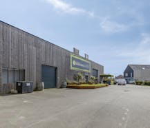Centraal gelegen handelspand met kantoor (975 m²) te Oostende