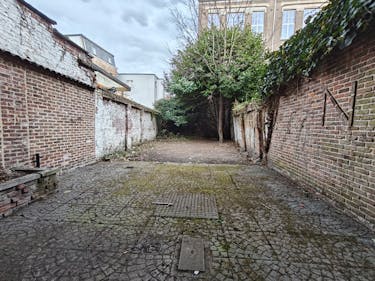 Op te frissen appartement met tuin te koop in Antwerpen