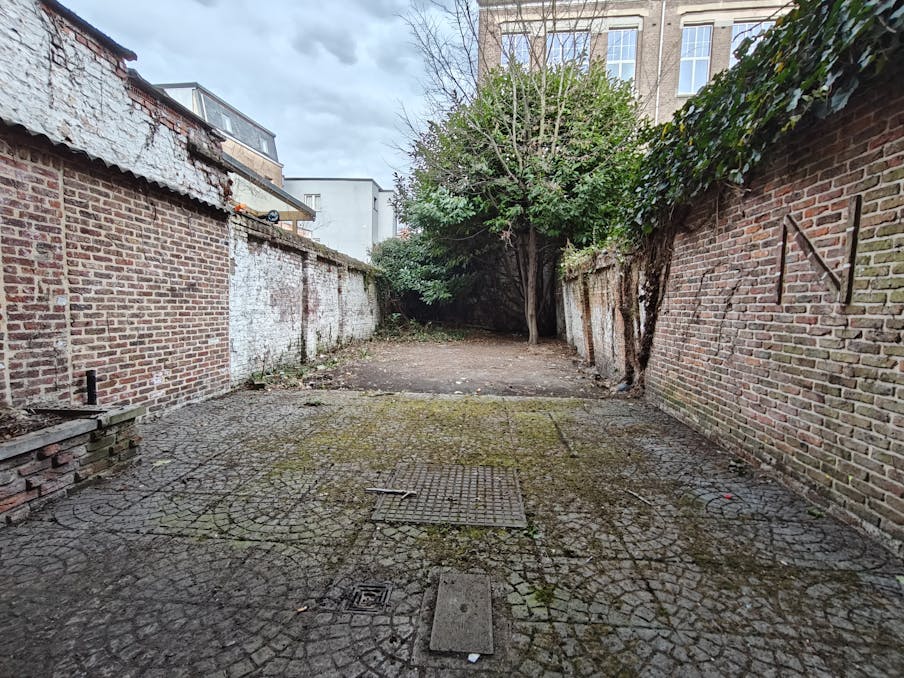 Op te frissen appartement met tuin te koop in Antwerpen