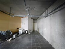 Handelspand met ruime garage in centrum te Sint-Idesbald.