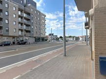 Handelspand met ruime garage in centrum te Sint-Idesbald.