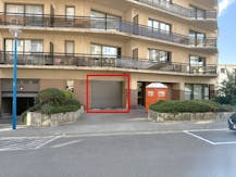 Handelspand met ruime garage in centrum te Sint-Idesbald.