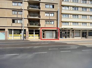 Handelspand met ruime garage in centrum te Sint-Idesbald.