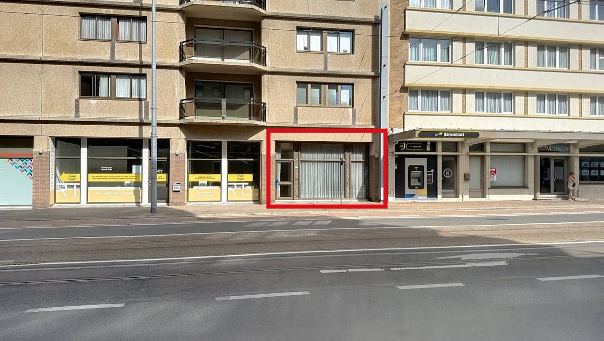 Handelspand met ruime garage in centrum te Sint-Idesbald.