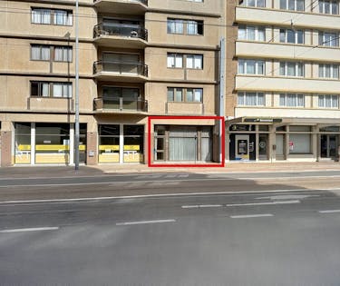 Handelspand met ruime garage in centrum te Sint-Idesbald.