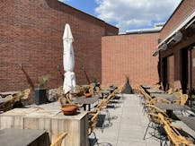 Handelspand op toplocatie met voldoende parking.