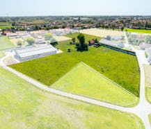 Hoeve te koop met bijgebouw (ca.70m²) op 2 hectare grond in Beselare