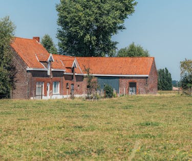 Hoeve te koop met bijgebouw (ca.70m²) op 2 hectare grond in Beselare