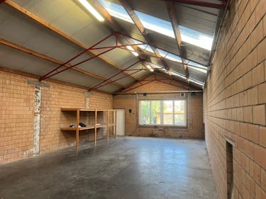 Magazijn van ca 140 m² te huur in Meulebeke